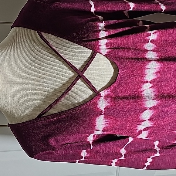 This is a great Torrid size 1 (1x) Criss cross front, 3/4 Sleeves maroon - Picture 2 of 6